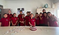 Başarılı öğrenci pasta ile ödüllendirdi
