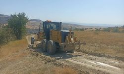 Çorum'un bu ilçesinde tarım arazilerine çıkan yollara bakım