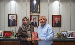 Reyyan Rukiye Çakır’dan Ahmet Gelgör’e kitap hediyesi