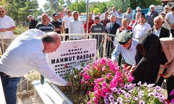 Şehidin babasıyla kabri başında buluştular! Şehit aileleri devletimizin baş tacıdır