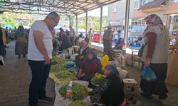 Ahmet Bahadır Ünlü tezgâhları tek tek gezdi