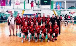 Kız ve erkek voleybol takımları yarı finale galibiyetle başladı