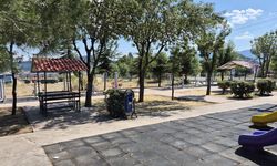 Şenyurt Mahallesi’ndeki parkın kamelya çatıları yenilendi