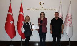 Öğretmen Gülsüm Selviye Ergün’e başarı belgesi verildi