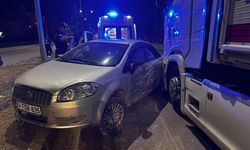 Çorum'da tırla çarpışan otomobildeki 2 kişi yaralandı