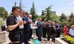 15 Temmuz şehitlerinin kabirlerine karanfil bırakıldı