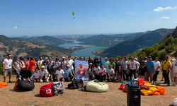 Kazada hayatını kaybeden paraşüt pilotu Bayram Kurt gökyüzünde anıldı