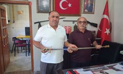 Çorum'da aile yadigârı kılıç derneğe emanet edildi