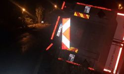 Kamyon şarampole devrildi: Kaza ucuz atlatıldı