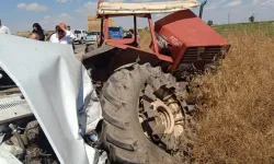 Park halindeki traktöre çarpan otomobilde can pazarı