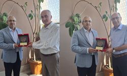 Çorum’da iki okul müdürüne hizmetlerden dolayı plaket verildi