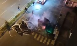 Şarjda takılı elektrikli araç bir anda alev topuna döndü: O anlar saniye saniye kaydedildi