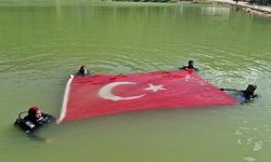 Yeşil Göl'de anlamlı anma: İHH dalgıçları 15 Temmuz şehitleri için su üzerinde Türk bayrağı açtı