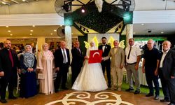 AK Parti heyeti Kayadibi ve Atav ailelerinin düğün mutluluğuna ortak oldu