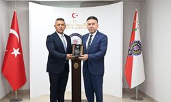 Emekli polis memuru Muzaffer Bayram’a plaket ve onur belgesi