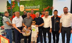 Hanımeli Yöresel Market’in 1000’inci müşterisine sürpriz hediye