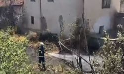 Metruk evin bahçesinde örtü yangını
