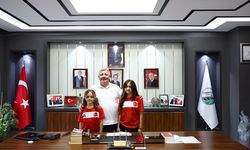 Başkan Gelgör’den gençlere forma hediyesi