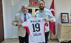 Cemil Çağlar'a Arca Çorum FK forması hediye edildi