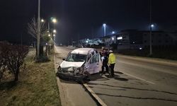 Çorum'da feci kaza: Refüjü aşıp karşı şeride geçen araçta anne ve oğlu yaralandı