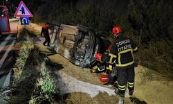 Çorum'da su tahliye kanalına devrilen otomobildeki 2 kişi yaralandı