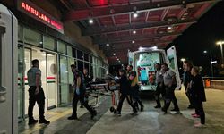 Çorum'da motosikletiyle kaldırıma çarpan kurye ağır yaralandı