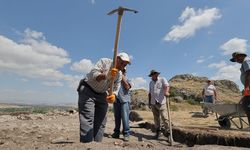 Hattuşa'daki arkeolojik kazılara 51 yıldır kazmasıyla katkı sunuyor