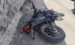 Alaca'da iki sokak kesişiminde feci kaza: Motosiklet sürücüsü yola savruldu!