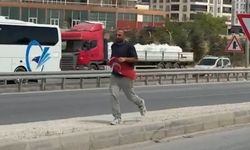 Yola düşen Türk bayrağını yerde bırakmadı
