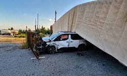 Kontrolden çıkan tır, aracın üzerine devrildi: 1 yaralı