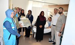 Hastanede yeni doğum yapan annelere anlamlı ziyaret