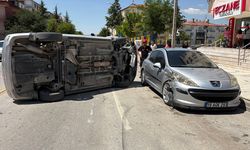 Çorum'da dehşet anları kamerada: Park halindeki araca çarpıp bir anda devrildi