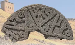 Mevlid Kandili’nde anlamlı keşif: Hz. Muhammed isminin yer aldığı Selçuklu taşı bulundu