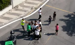 Tam kalabalığın ortasında bağırdı: "Kocanı aldım elinden, çatla!" O anlarda ortalık karıştı