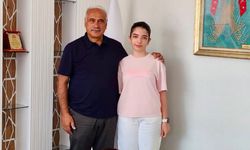 LGS İskilip birincisi Berra Deveci’ye belediyede tebrik
