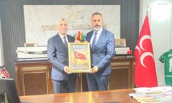 Kamu-Sen’den Bakan Bolat’a Türk bayraklı afiş