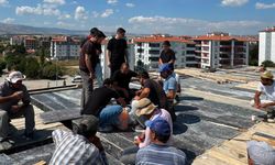AK Gençlik’ten inşaat işçilerine “sarı kola” ve dondurma ikramı