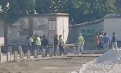 Belediye işçileri çalışma sahasında birbirine girdi