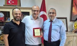 Cemil Çağlar’dan Baki Çek’e Teşekkür Plaketi