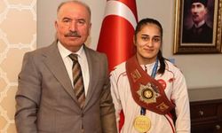 Dünyayı Dize Getiren Şampiyon Valilikte Gururla Karşılandı