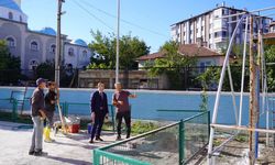 Okul bahçesindeki sera ve kümes çalışmalarını incelediler