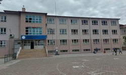 Murat Ercan’dan öğrencisi olduğu okula halı saha