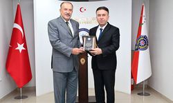Emekliye ayrılan personele plaket ve onur belgesi
