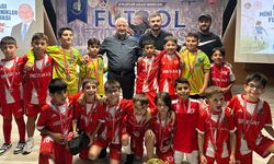 Minik futbolcularda kupa ve madalya heyecanı