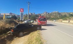 Otomobil yoldan çıktı: 2'si çocuk 4 kişi yaralandı