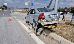 Kırmızı ışıkta durmadı, iki otomobile çarptı: Ehliyetine 2 ay el konuldu