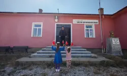 Bu ilkokulda sadece 2 öğrenci ve 1 öğretmen var: Ders zili iki çocuk için çaldı
