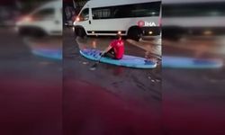 Caddeler denize dönünce küreğini kapıp süzüldü: O anlar kamerada