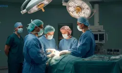 Doktorlar sağ-sol kulağı karıştırdı: Uyandığında hayatının şokunu yaşadı