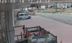 El freni çekilmeyi unutulan araç iş yerine girdi: O anlar kamerada